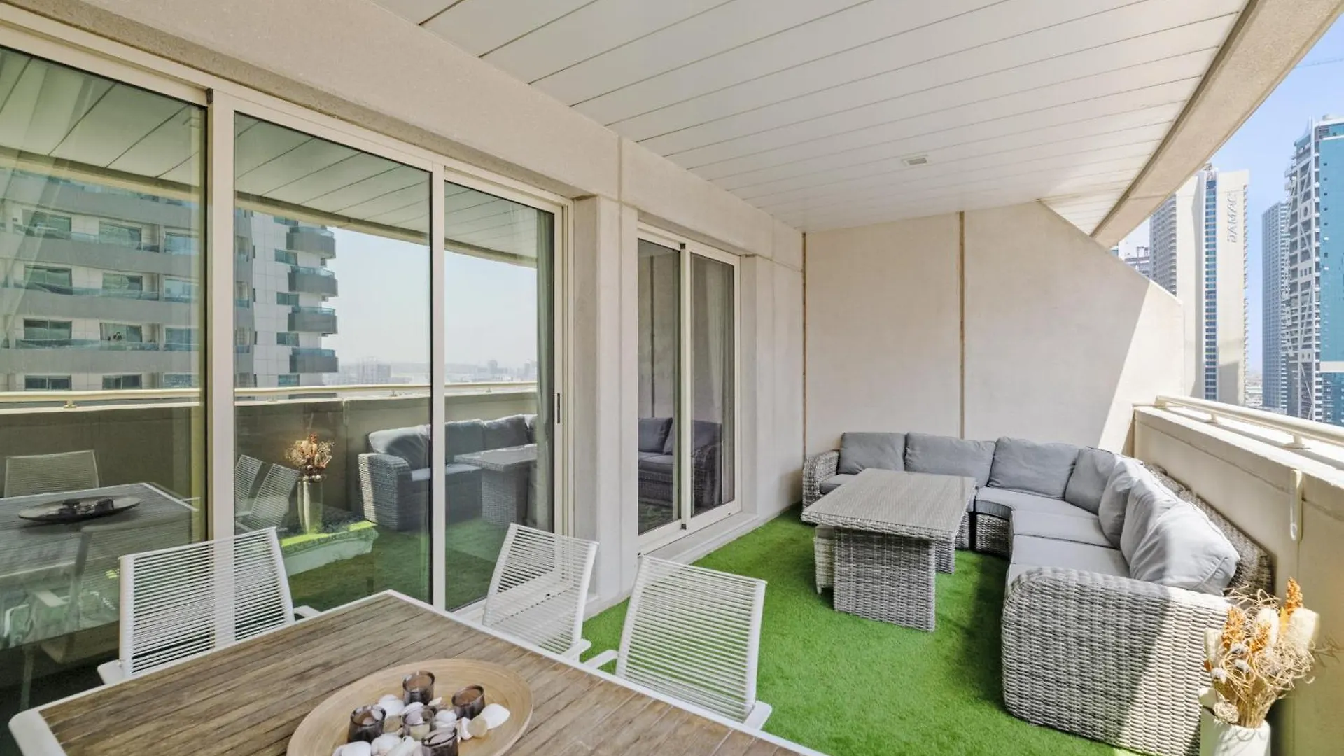 Vayk - Vibrant 1 Bd In The Marina With Spacious Terrace Dubai